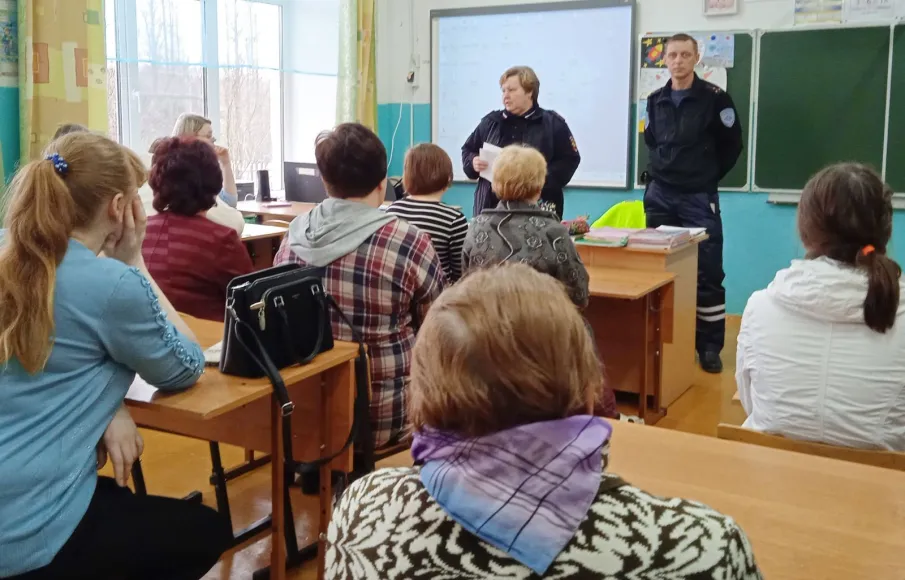 Сотрудник Госавтоинспекции  МО МВД России "Ковернинский" приняла участие в общешкольном родительском собрании